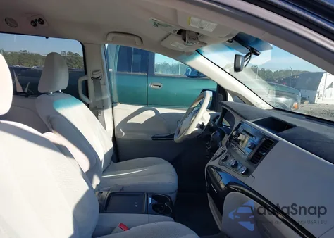 2011 Toyota Sienna Le V6 z USA, uszkodzony, nr VIN 5TDKK3DCXBS166857